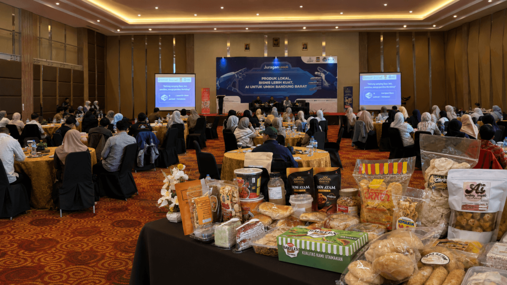 Suasana kegiatan kolaborasi Benar Foundation x MWX Indonesia, menampilkan peserta UMKM Bandung Barat yang mengikuti pelatihan pemanfaatan AI, dengan berbagai produk lokal UMKM dan aneka makanan ringan.